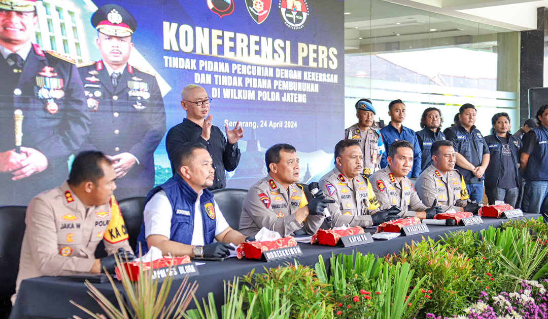 RILIS: Konferensi pers terkait perampokan tiga toko emas di Blora dan Bojonegoro digelar di Mapolda Jateng Rabu (24/4).
