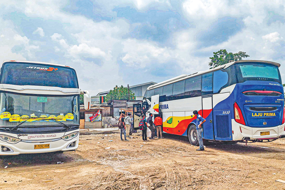 ARUS BALIK: Sebanyak 70 armada bus per hari masih memadati Terminal Cepu meski jadwal arus balik sudah usai.