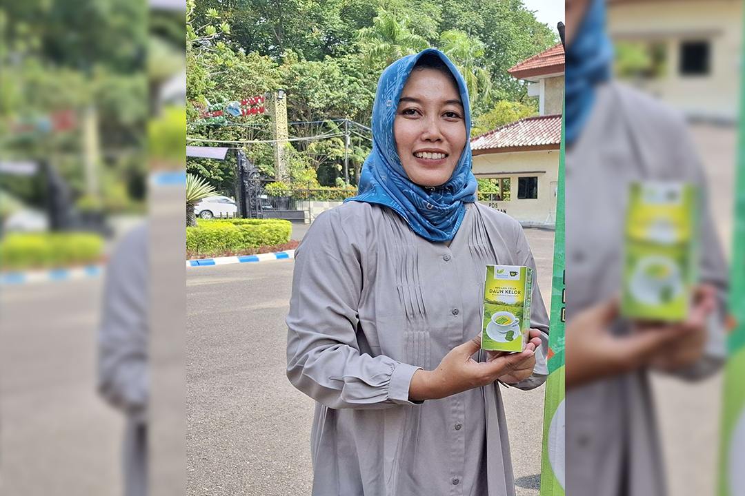 KREATIF: Anita Wahyu Deviani menunjukkan saalah satu produknya berbahan baku daun kelor.