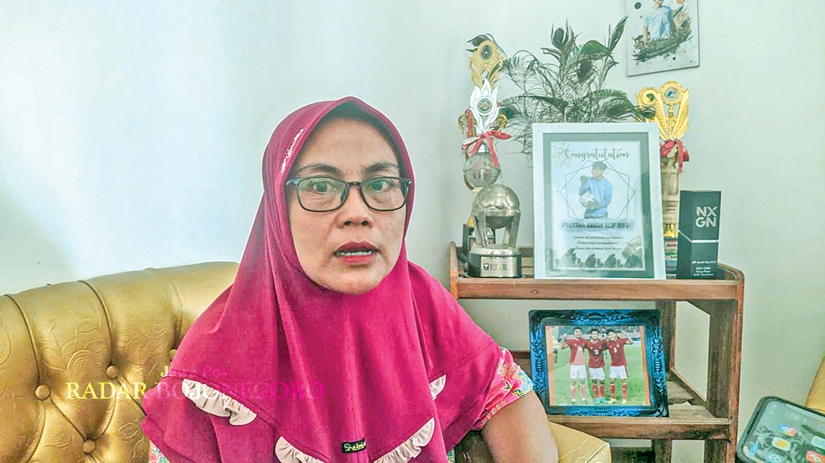 OPTIMISTIS: Ibunda Arhan Pratama, Surati saat ditemui di kediamannya mengaku optimistis Garuda Muda lolos final. (ISTIMEWA/RADAR BOJONEGORO)