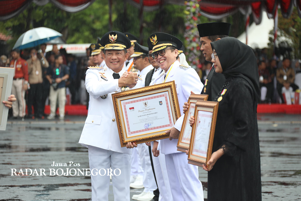 MEMBANGGAKAN: Mendagri Tito Karnavian memberikan penghargaan EPPD kepada Pj Bupati Bojonegoro Adriyanto saat upacara peringatan Hari Otoda XXVII 2024 di Balai Kota Surabaya Kamis (25/4). (ISTIMEWA/RAD