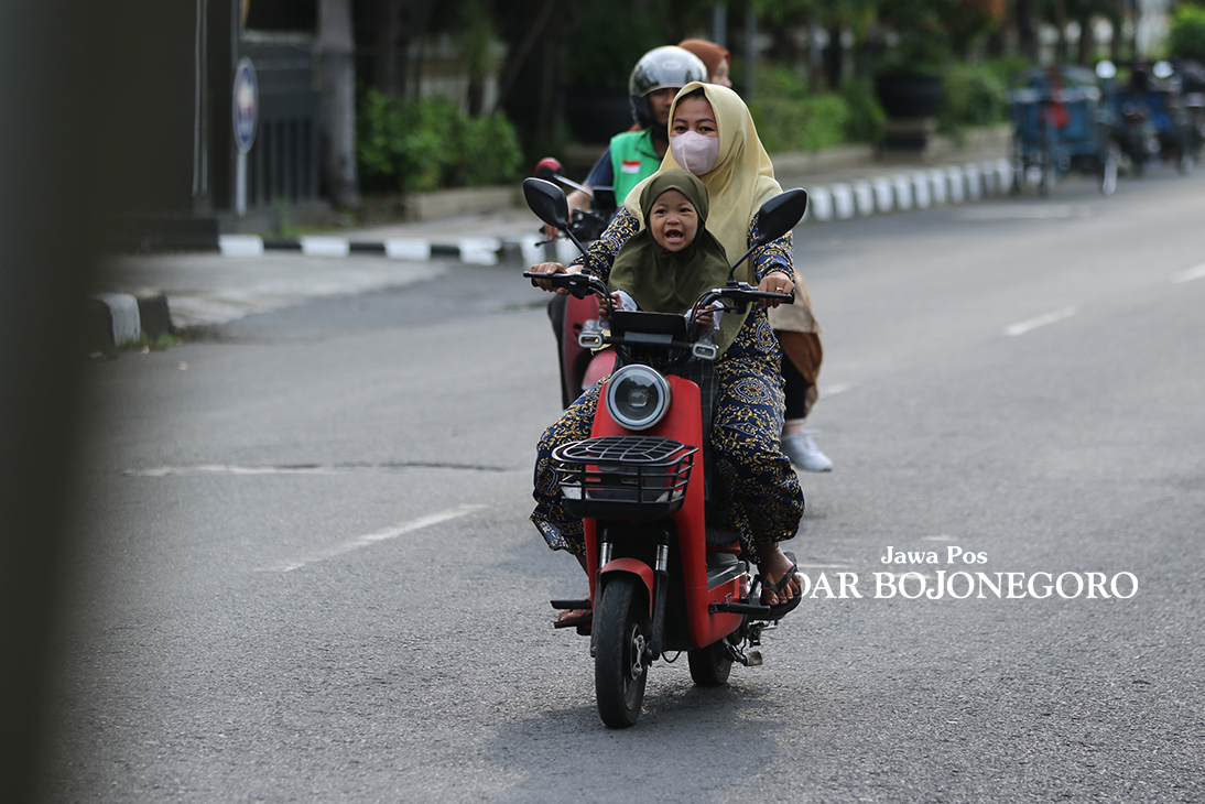 DI JALAN TANPA HELM: Pengendara sepeda listrik yang melintas di jalan protokol. (ANJAR DWI PRADIPTA/RDR.LMG)