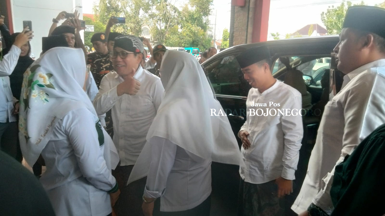TURUN GUNUNG: Ketua DPW PKB Jatim Abdul Halim Iskandar turun gunung menjelang Pilkada Bojonegoro, dengan menghadiri halalbihalal dengan kadernya di Islamic Centre Bojonegoro kemarin (26/4). (DHANI WAH