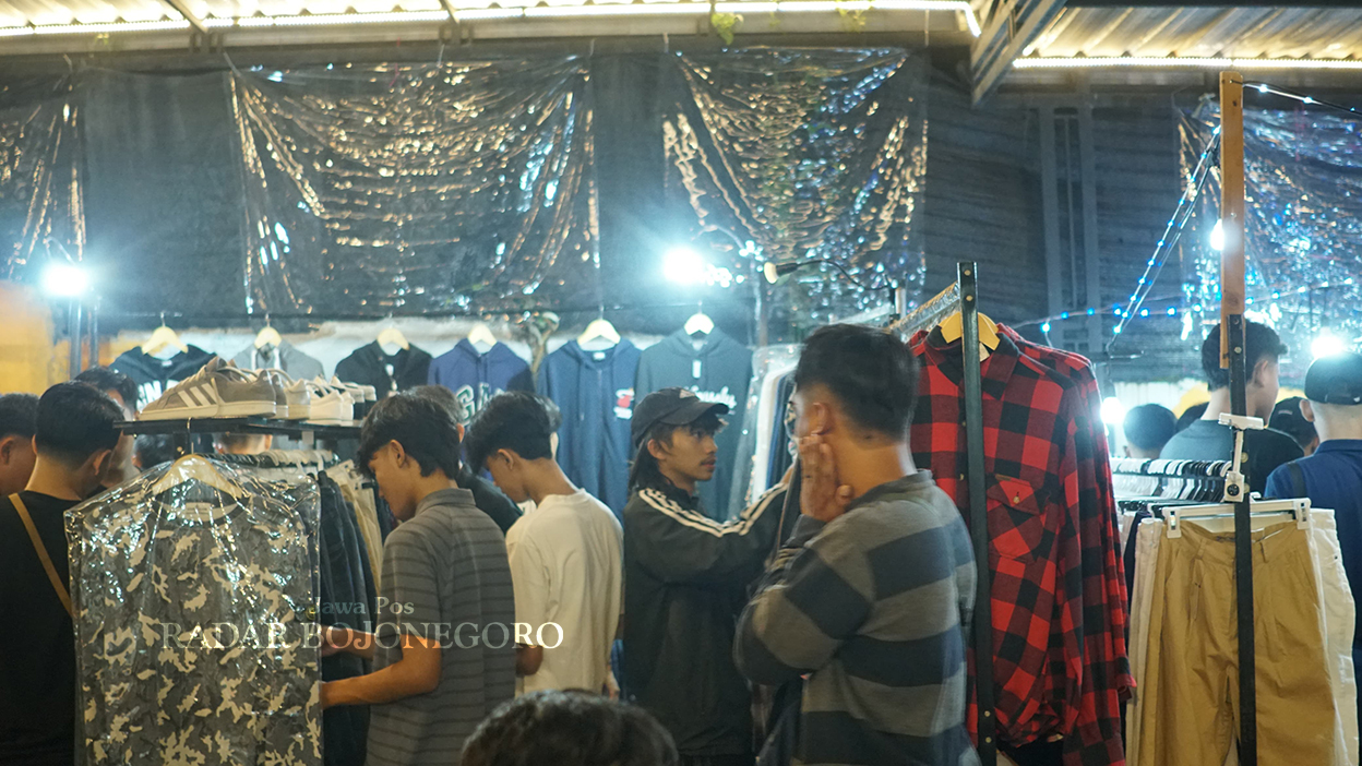 BEKAS: Baju bekas di Bojonegoro mulai memiliki pasar sendiri. (DHANI WAHYU ALFIANSYAH/RADAR BOJONEGORO)