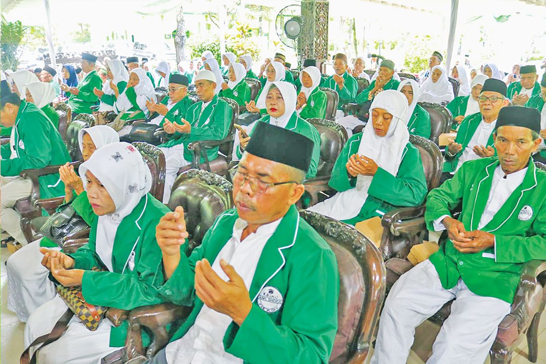 MANASIK : Para CJH Blora saat menggelar manasik di Pendapa Pemkab Blora. Mereka akan berangkan 3 Juni mendatang.