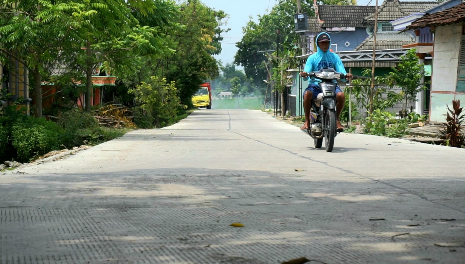 Mobilitas para petani menjadi mudah setelah pembangunan cor jalan.