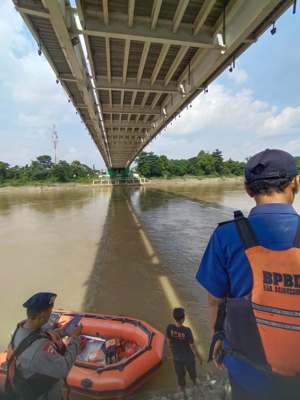 Petugas Polsek Kalitidu dan BPBD Bojonegoro melakukan pencarian korban di bawah bendungan gerak Kalitidu.
