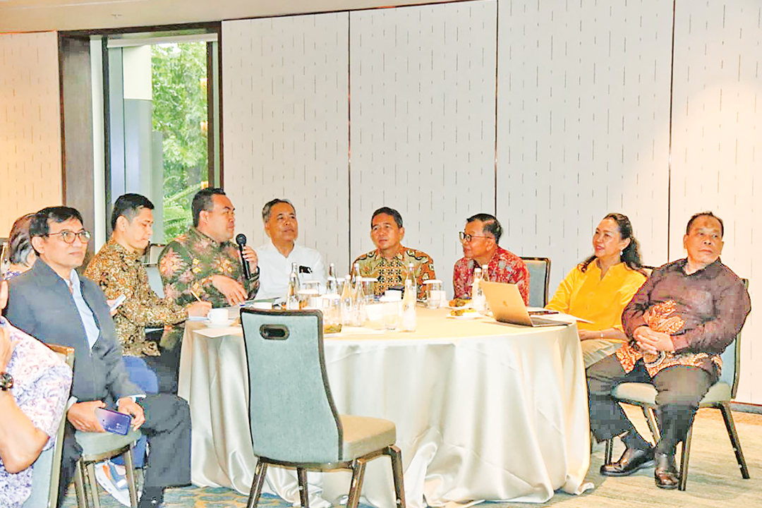 MINTA SARAN : Bupati Arief Rohman saat rapat dengan Kemenko Perekonian di Semarang.