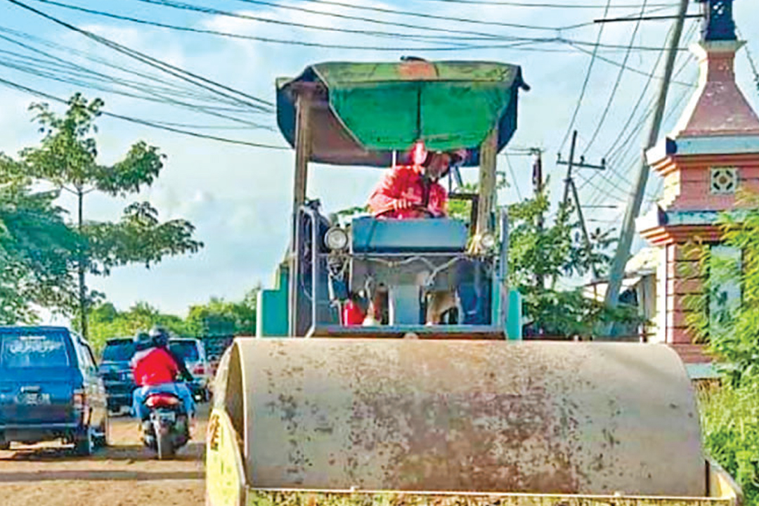 PADATKAN URUKAN DULU: Proyek perbaikan jalan Pucuk - Sekaran masihtahap pemadatan urukan. Peng