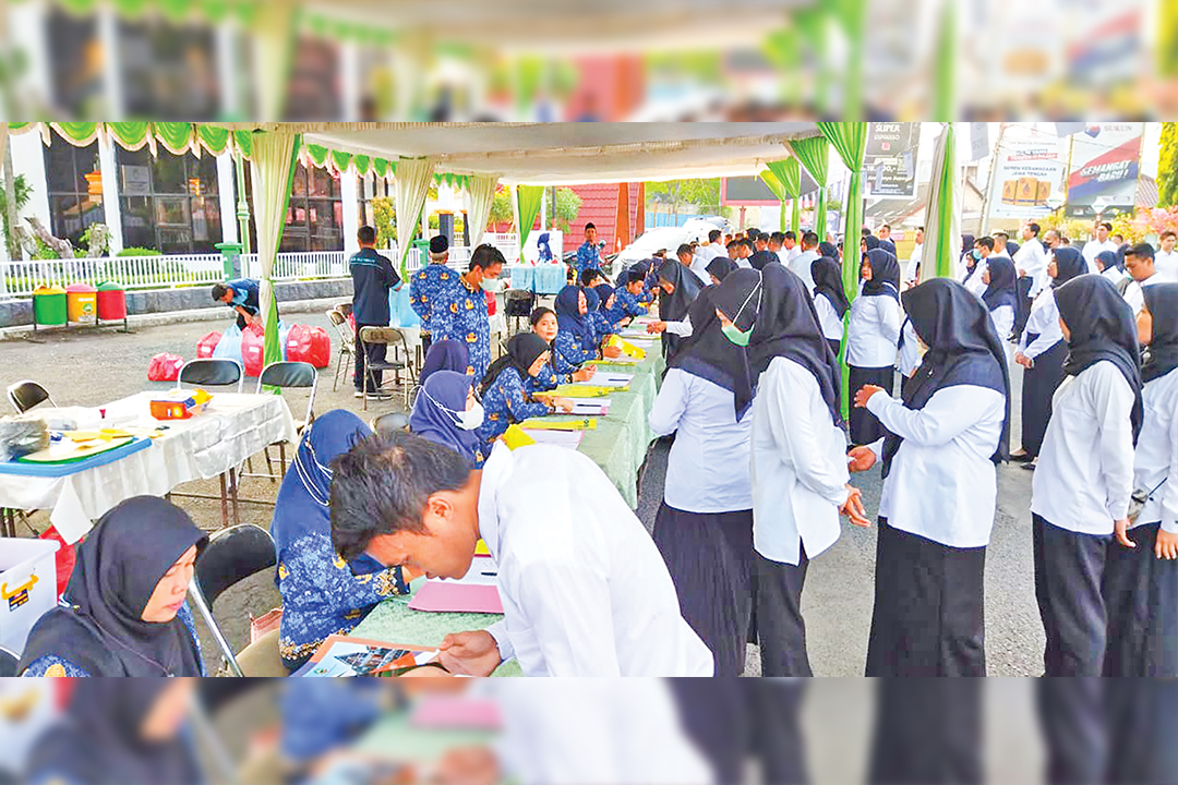 PENGABDIAN: Sebanyak 1.734 PPPK Blora formasi tahun 2023 mengikuti upacara penandatanganan dan pengambilan sumpah jabatan di Alun-Alun Blora kemarin pagi (29/4).