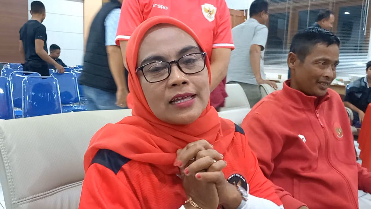 Surati, ibunda Pratama Arhan saat nonton bareng semifinal AFC U-23 Asian Cup (29/4) (RAHUL OSCARRA DUTA/RADAR BLORA)