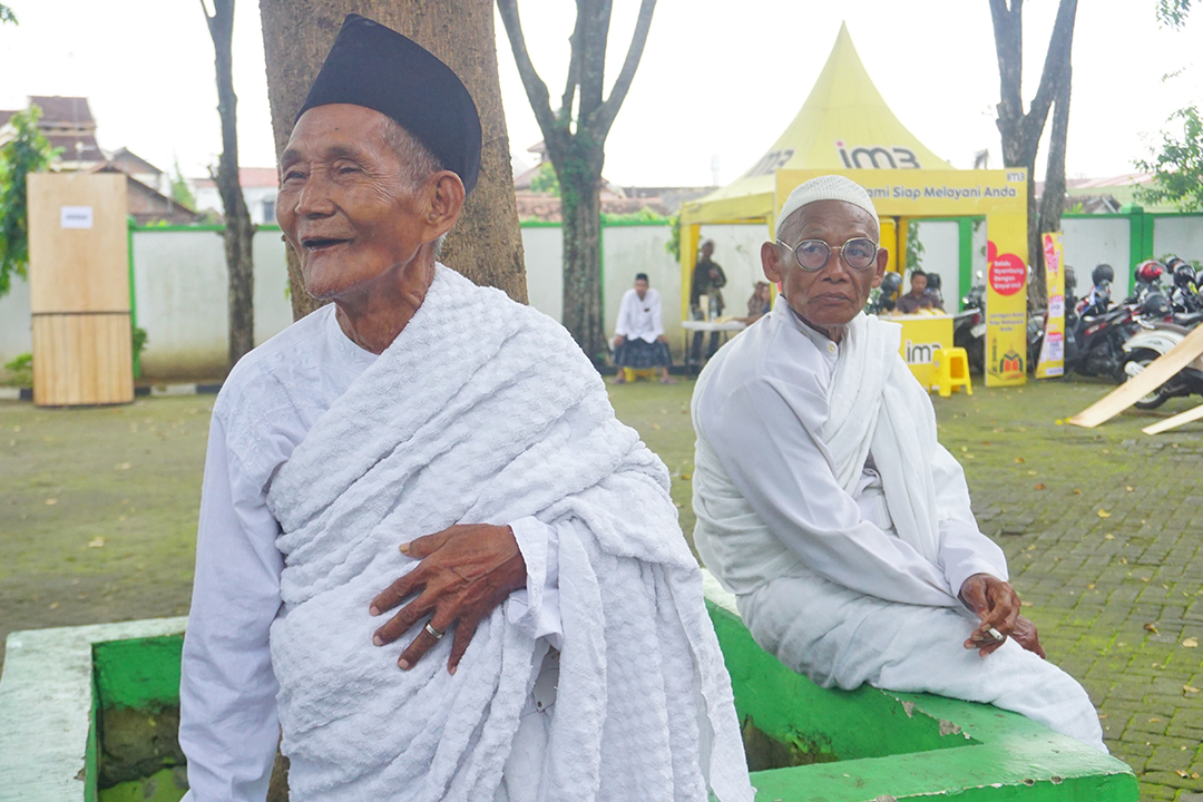 SABAR: Muntahir saat manasik haji, tukang parkir ini akan berangkat ke Tanah Suci pada 11 Mei mendatang.