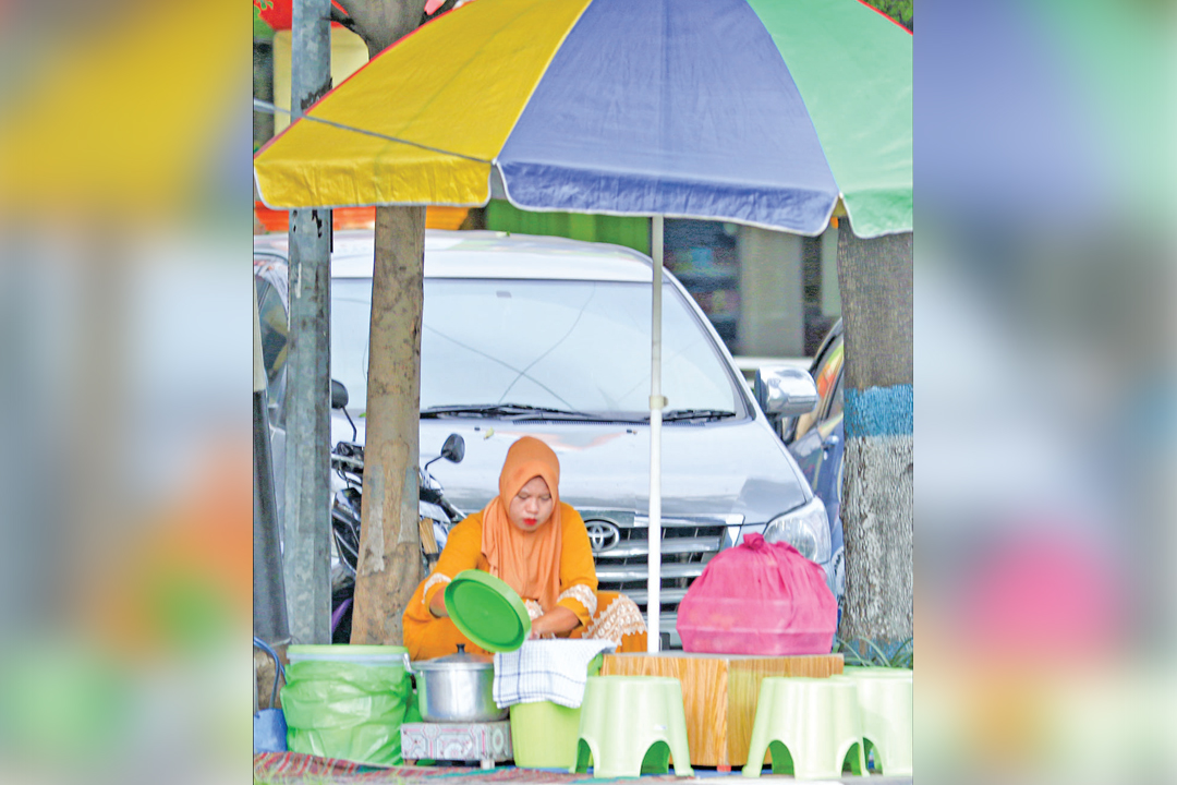 TAK LAGI PAKAI BORAN: Penjual nasi boran di Kecamatan Lamongan menggunakan termos untuk tempat nasi jualannya.