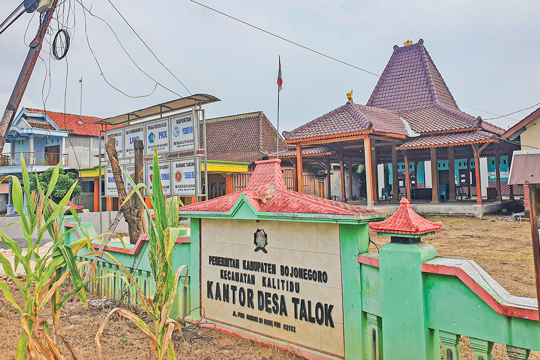 VAKUM: Balai Desa Talok, Kecamatan Kalitidu tampak sepi. Pemdes vakum karena konflik internal.