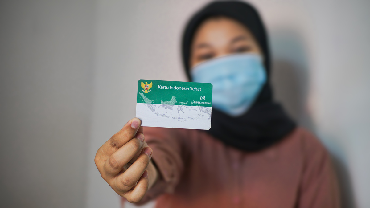 Kartu Indonesia Sehat: Masyarakat Bojonegoro menerima program UHC yang menjamin kesehatan dengan BPJS Kesehatan.