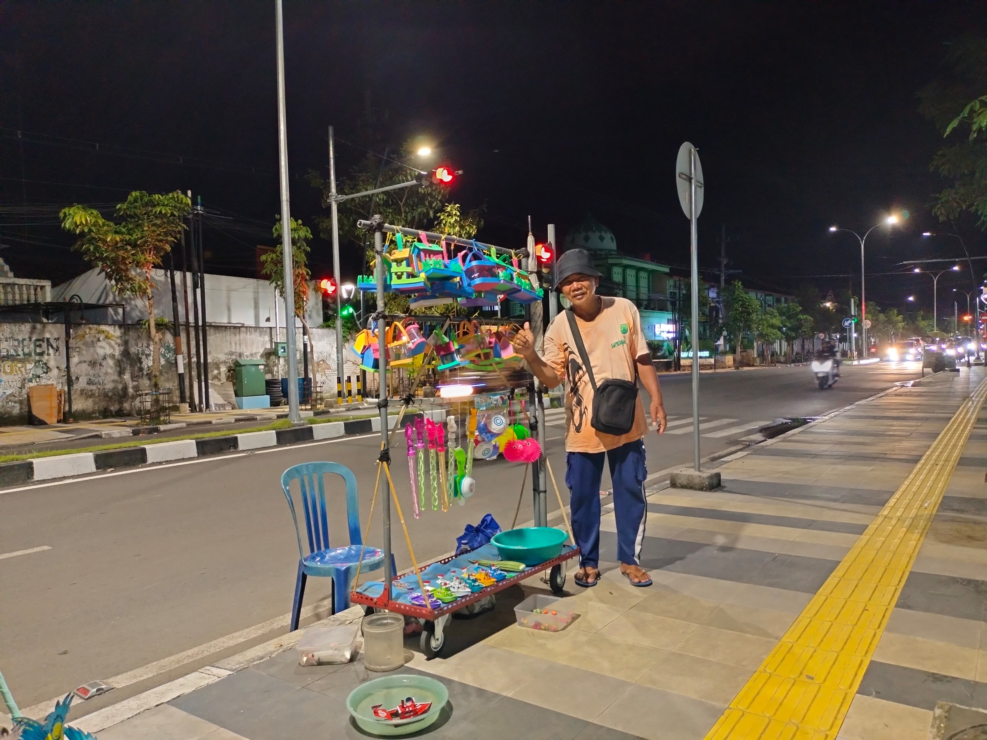 Pedagang mainan di kawasan MH Thamrin Bojonegoro.