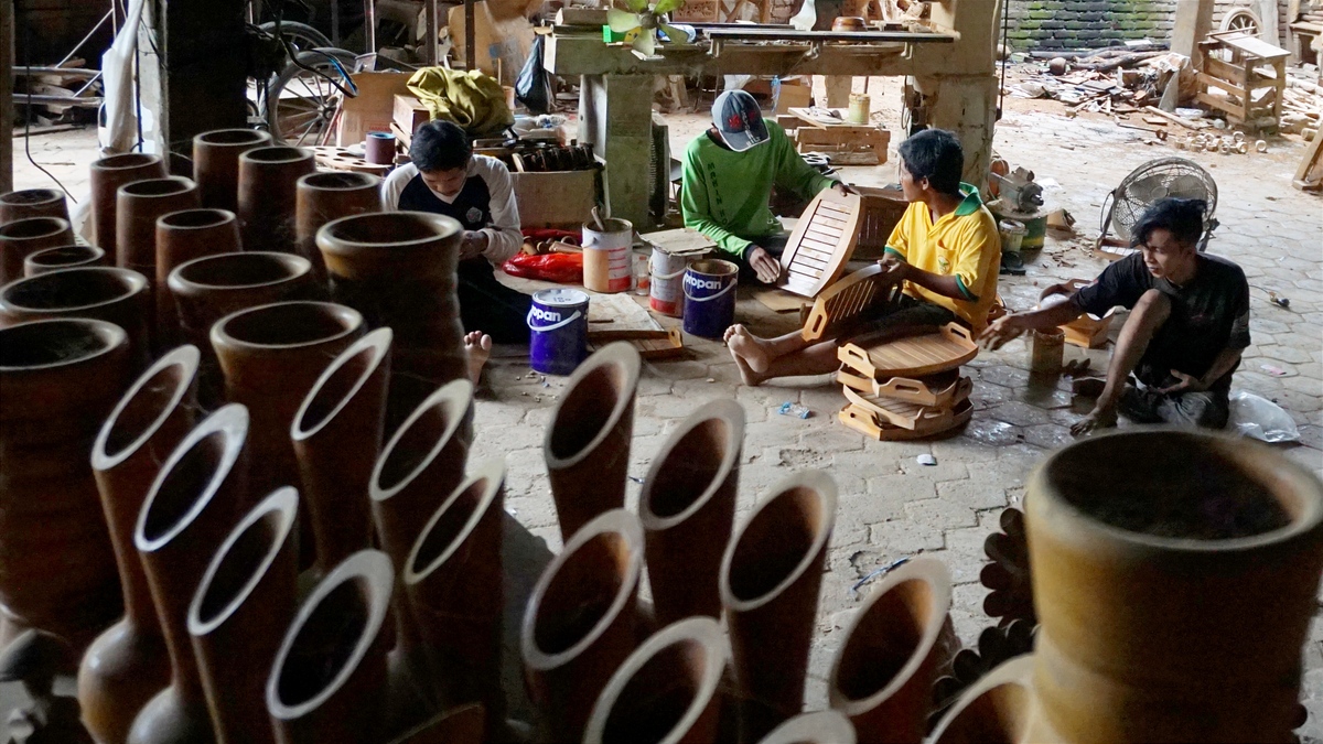 Para pengrajin kayu di Kecamatan Kasiman.