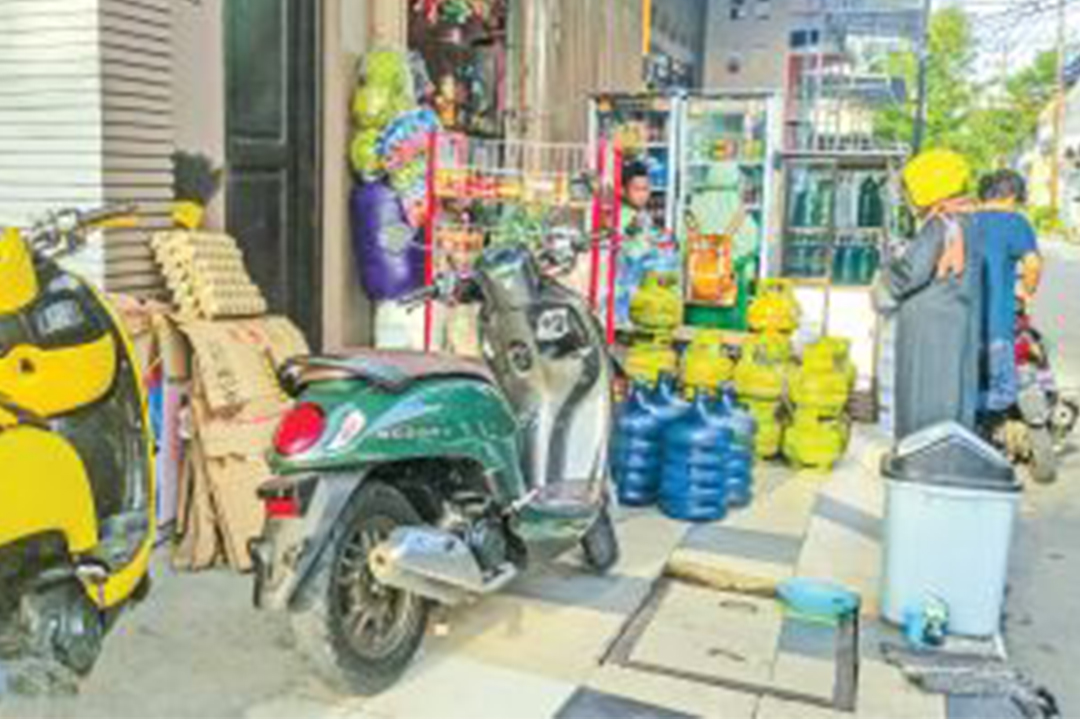 BANYAK DITEMUI: Warung Madura yang beroperasi 24 jam mulai mudah ditemui di pinggir jalan protokol pusat Lamongan kota.