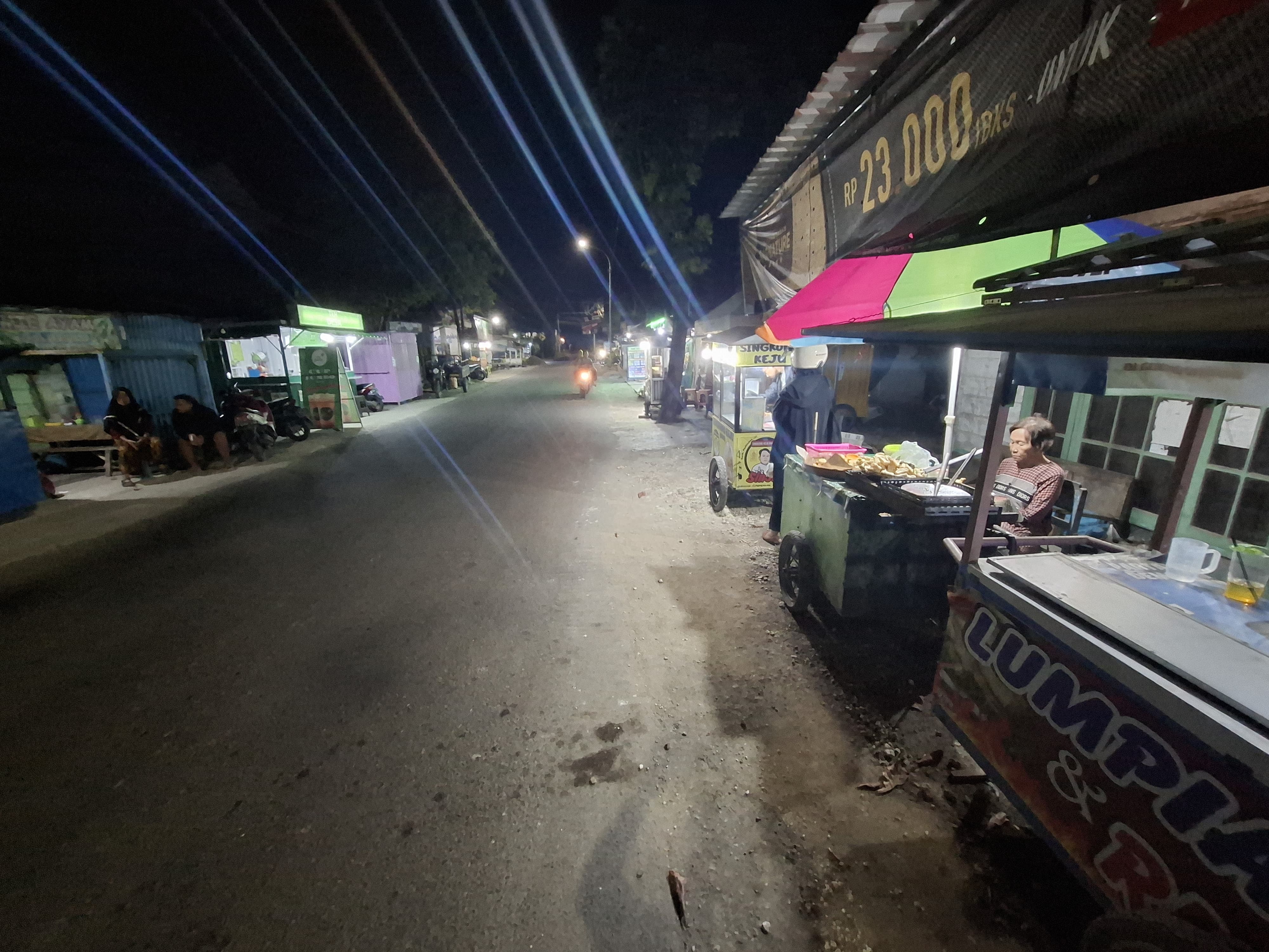 Para pedagang di pinggiran kota merasa senang dengan infrastruktur yang telah dibangun.