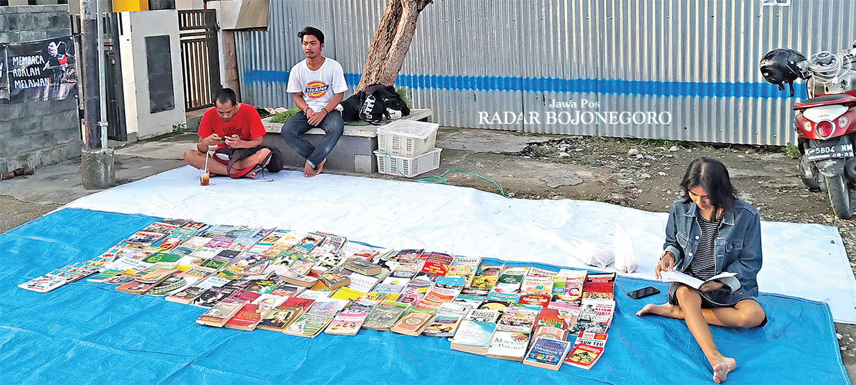 BERTAHAN: Lapak buku dari Komunitas Perpustakaan Jalanan (Perpusjal) Blora bergerak secara kolektif dan bertahan selama tujuh tahun. (LUKMAN HAKIM/RADAR BOJONEGORO)