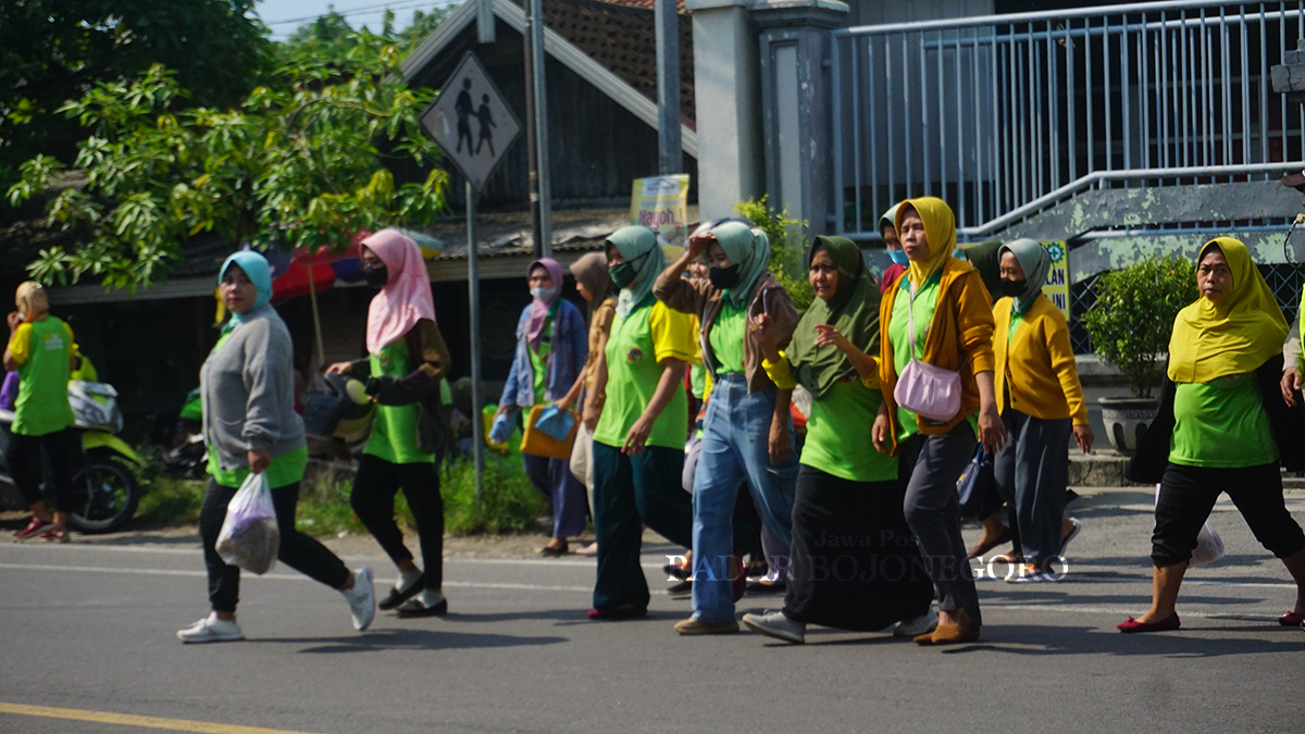 BERHARAP KESEJAHTERAAN: Buruh pabrik tembakau keluar dari tempat kerjanya. Berharap kedepan tidak ada kenaikan cukai tembakau. (YUAN EDO/RADAR BOJONEGORO)