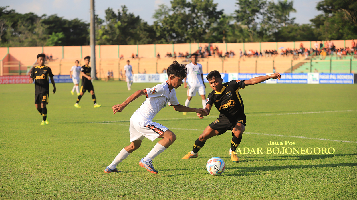 IMBANG: Pertandingan Persibo dengan Persic Cilegon berakhir imbang. (YUAN EDO/RADAR BOJONEGORO)