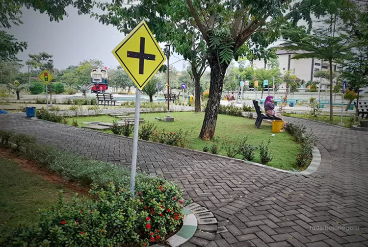 Taman Lokomotif Bojonegoro jadi tempat ngadem dan bermain.