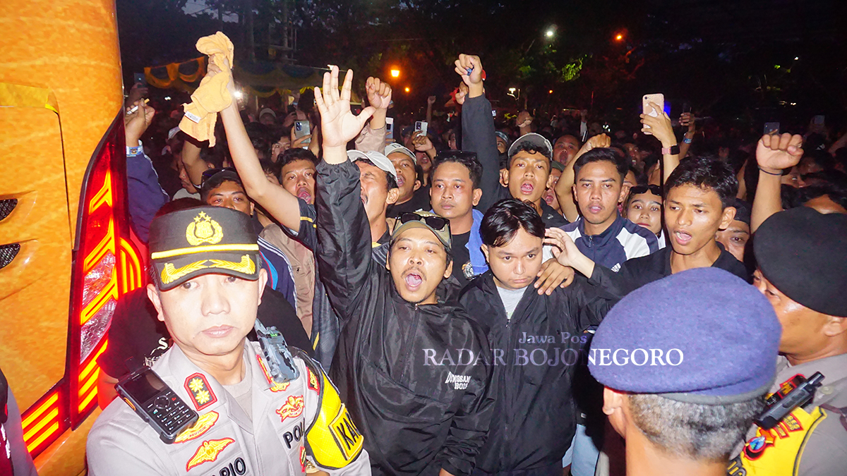 TAK PUAS: Elemen suporter usai pertandingan Persibo dengan Persic Cilegon mendesak bertemu pemain dan pelatih di depan pintu utama SLS, tujuannya menyampaikan ketidakpuasan atas permainan anak asuh Pu