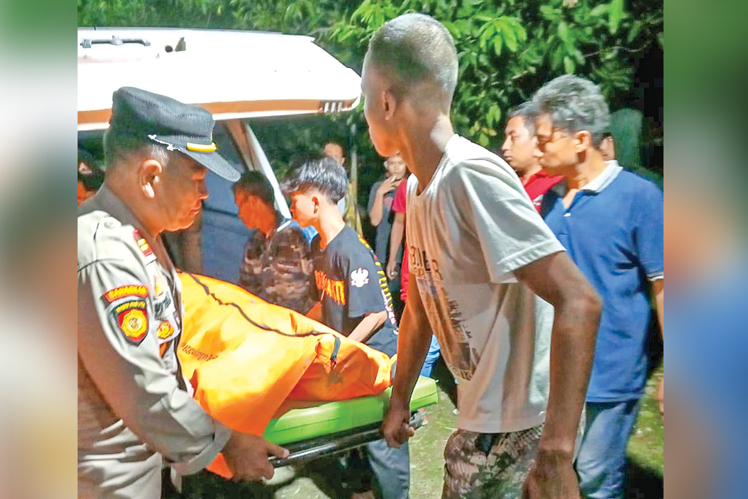 EVAKUASI: Petugas mengevakuasi jenazah Madya Sam Pebriansyah setelah tenggelam di Sungai Bengawan Solo.