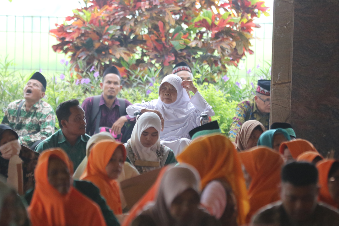MATANGKAN PERSIAPAN: Calon jemaah haji (CJH) di Lamongan terbagi lima kloter yang dijadwalkan berangkat selama dua hari.