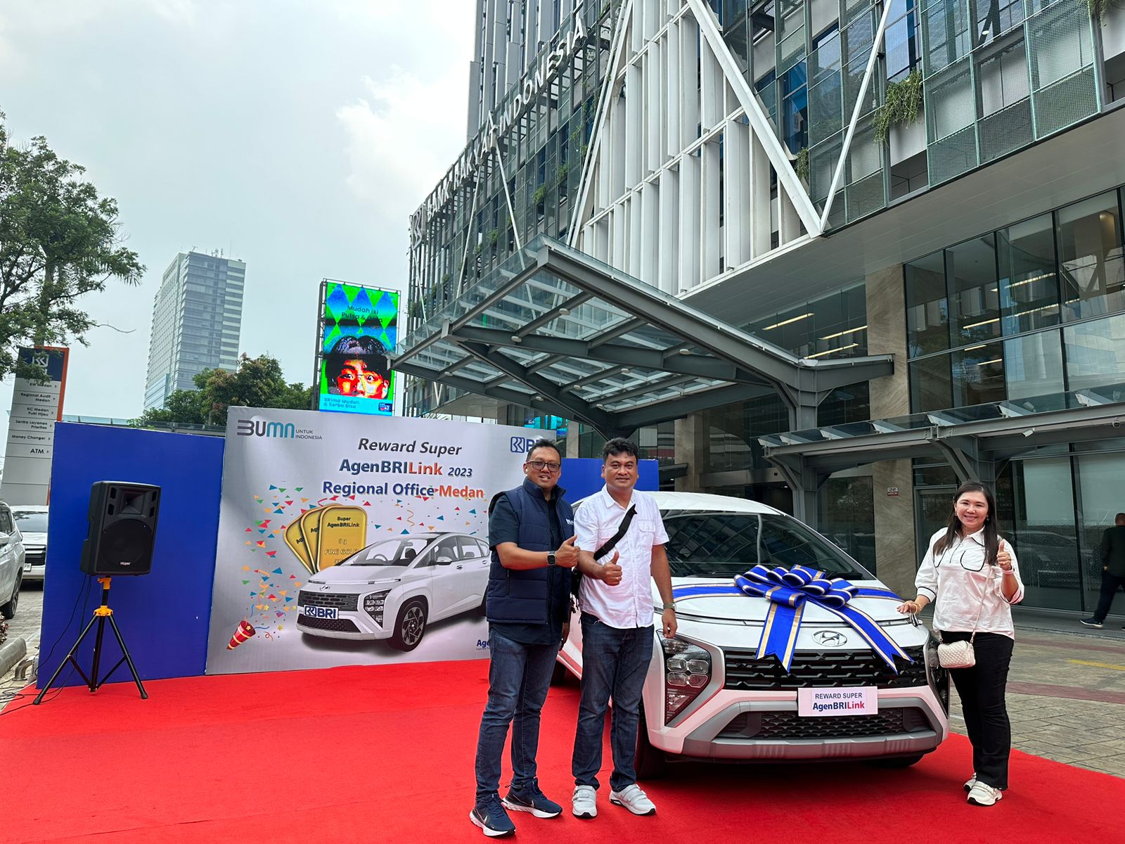 Pemenang Program Super AgenBRILink, mendapatkan mobil dan logam mulia.