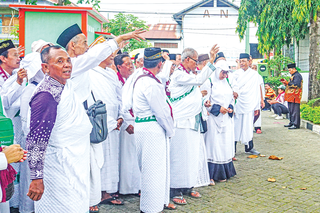 MANASIK: Ribuan CJH sedang mempraktikkan lempar jumrah saat mengikuti manasik haji di Lapangan Gedung Serbaguna pada 25 April lalu.
