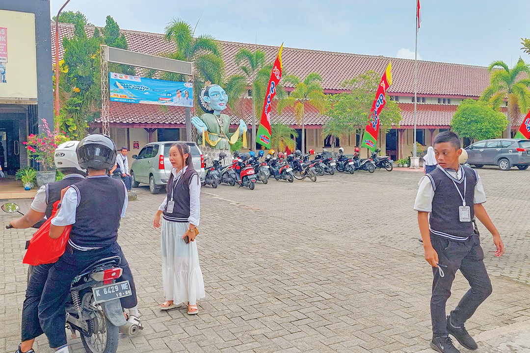 SEKOLAH: Siswa-Siswi SMPN 1 Blora tampak istirahat di depan halaman sekolah.
