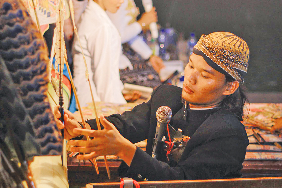 PIAWAI: Dalang muda asal Desa Napis, Kecamatan Tambakrejo Muhammad Maskan Hadi piawai menjadi dalang wayang kulit. Ia tertarik wayang sedari SD.