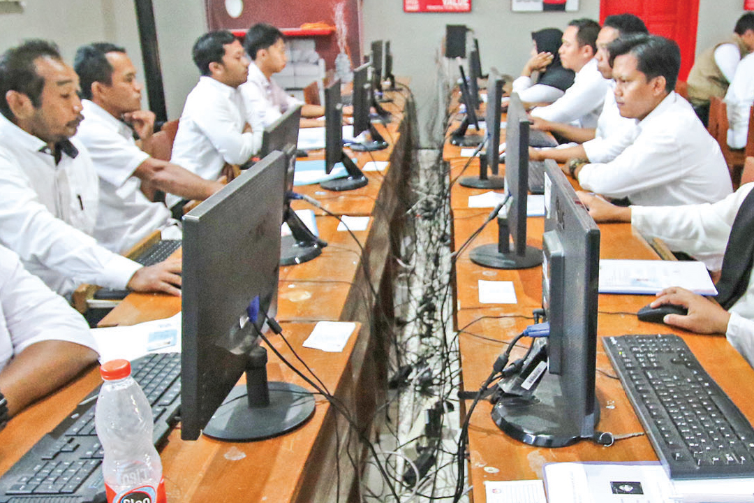 FOKUS: Peserta calon PPK Pilkada Lamongan 2024 mengerjakan soal pada tes CAT.