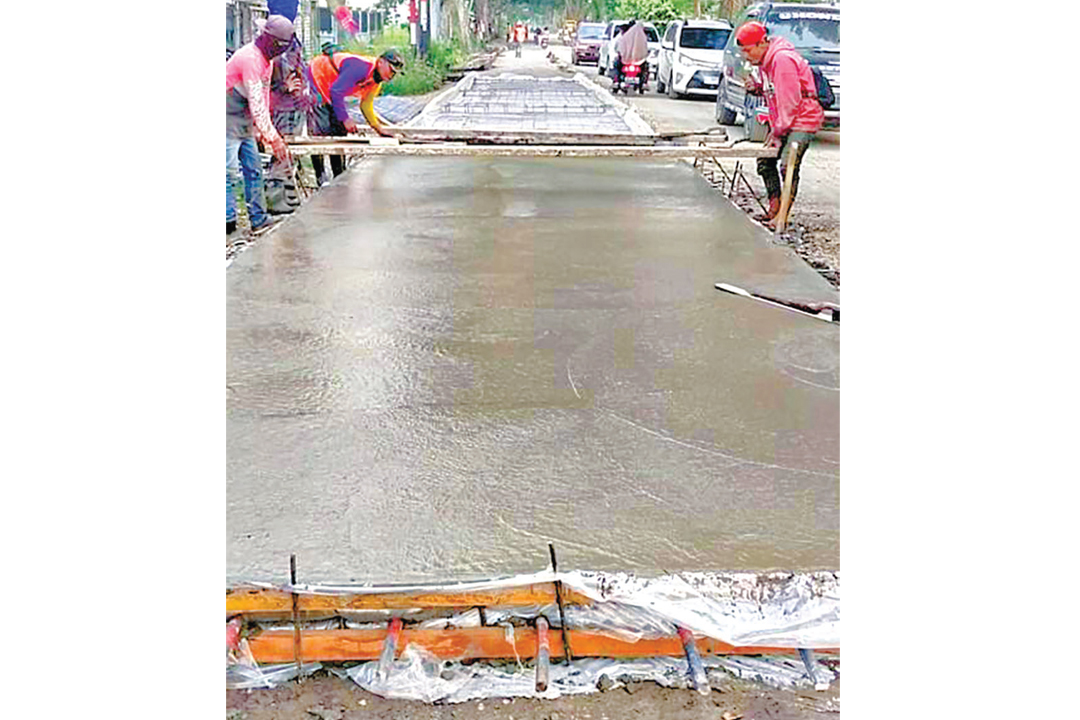 SATU SISI UNTUK KENDARAAN LEWAT: Pengecoran satu sisi di ruas jalan Pucuk &ndash; Sekaran.