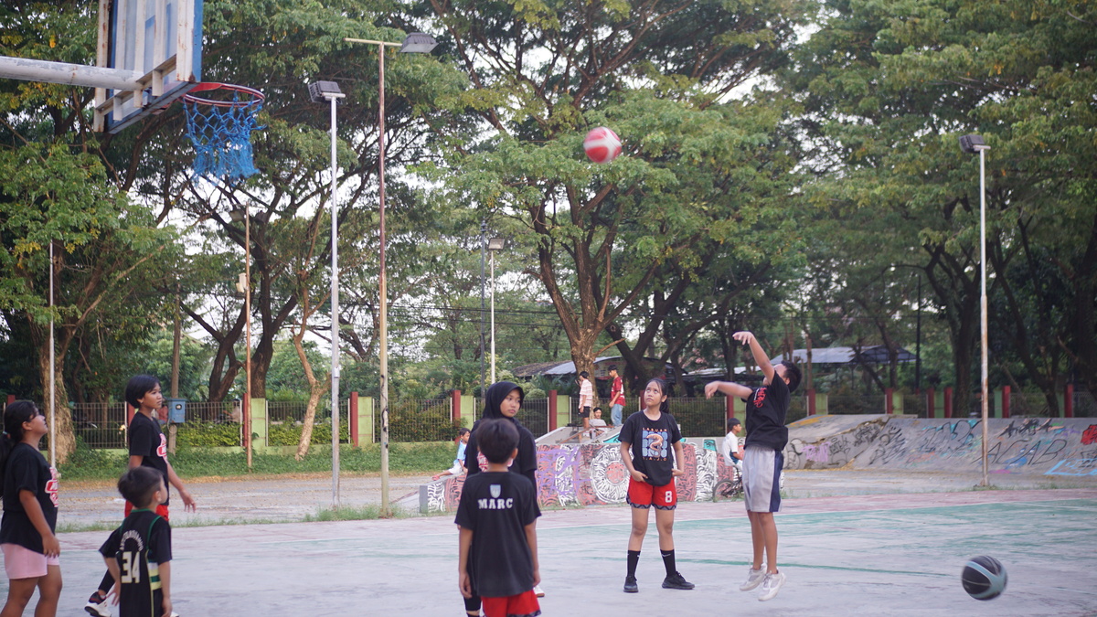 Anak-anak memanfaatkan lapangan basket di kawasan Stadion Letjen H. Soedirman Bojonegoro.