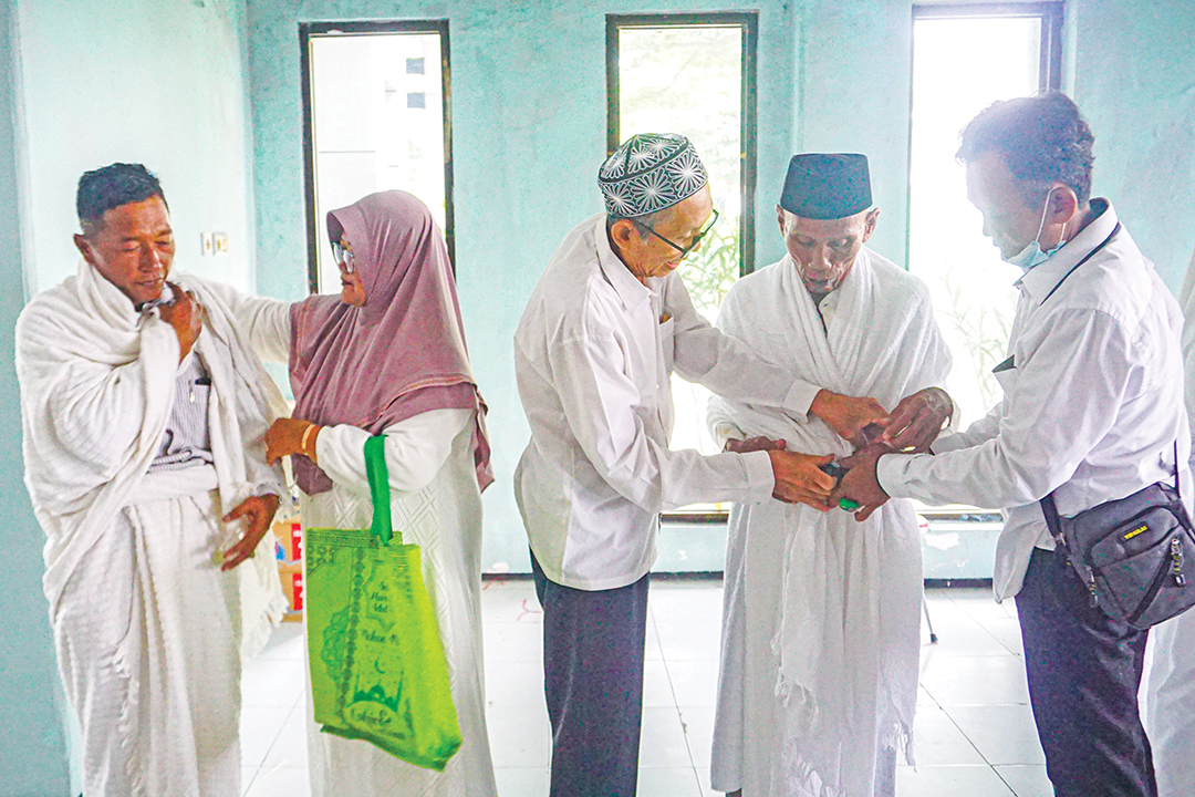 JELANG BERANGKAT HAJI: Para CJH Bojonegoro latihan memakai kain ihram saat manasik haji massal di Gedung Serbaguna pada 25 April lalu.