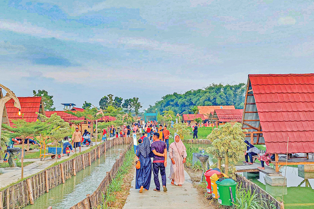 RAMAI PENGUNJUNG: Wisata Desa Noyo Gimbal Kecamatan Jepon menyuguhkan panorama alam perdesaan. Tampak asri dan rindang.