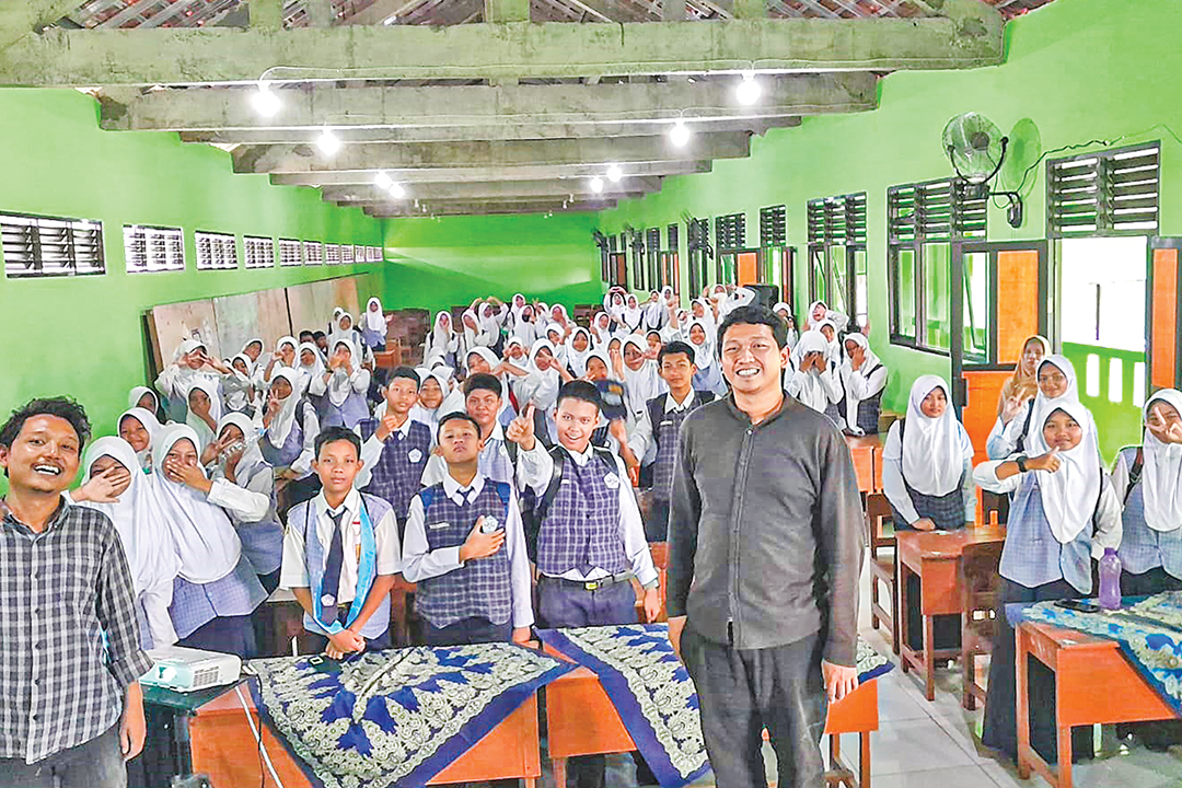 BELAJAR BARENG: Pemateri dari Jawa Pos Radar Bojonegoro foto bersama dengan peserta Journalist School di SMPN 1 Padangan kemarin (6/5).
