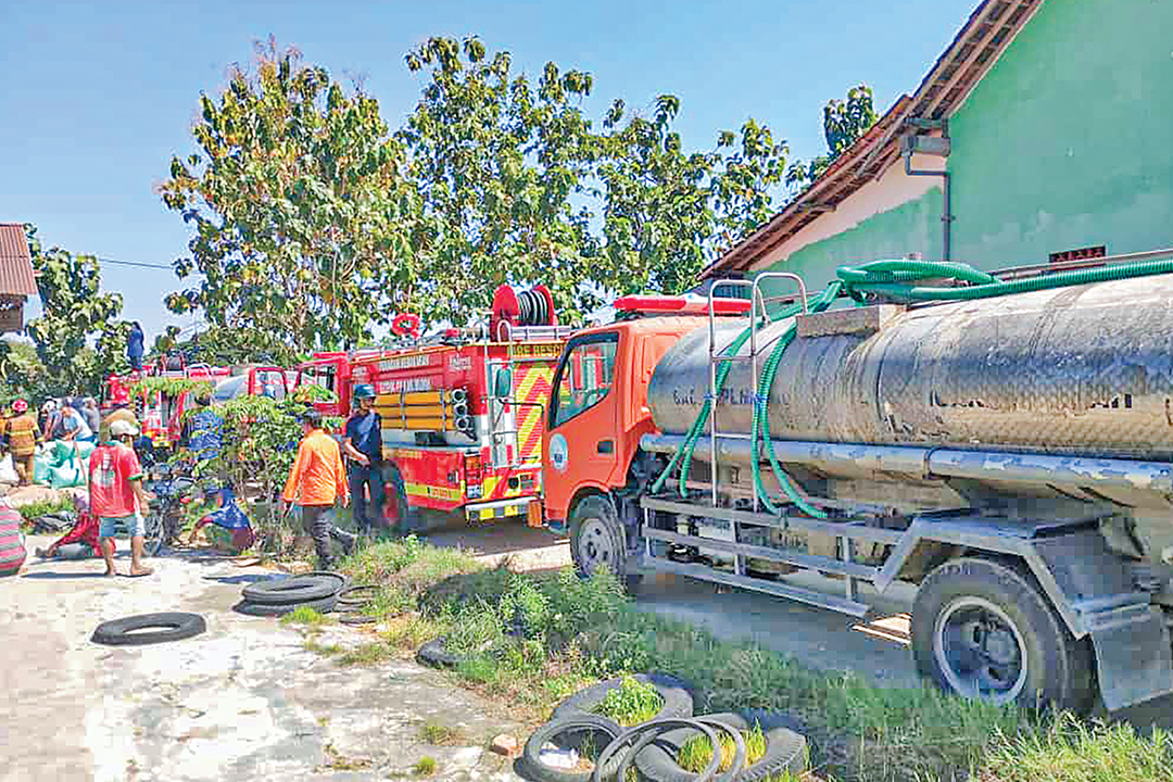 PEMADAMAN: TRC BPBD Blora memadamkan api di gudang penggilingan beras di Desa Keser, Kecamatan Tunjungan kemarin (6/5).