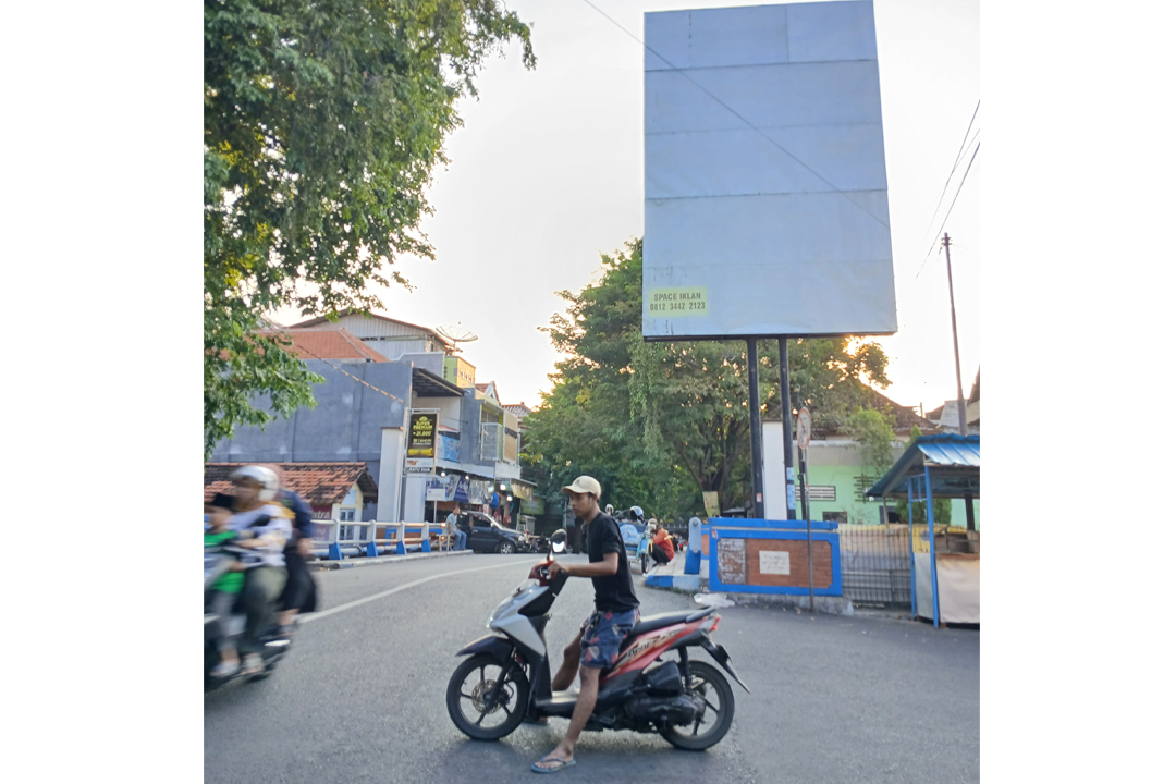 BELUM MAKSIMAL: Salah satu titik papan reklame di pinggir jalan protokol yang masih kosong.
