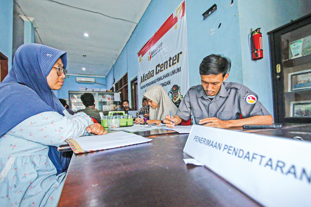 BERTAHAP: Aktivitas pendaftaran calon panwascam di Kantor Bawaslu Lamongan, kemarin (7/5).