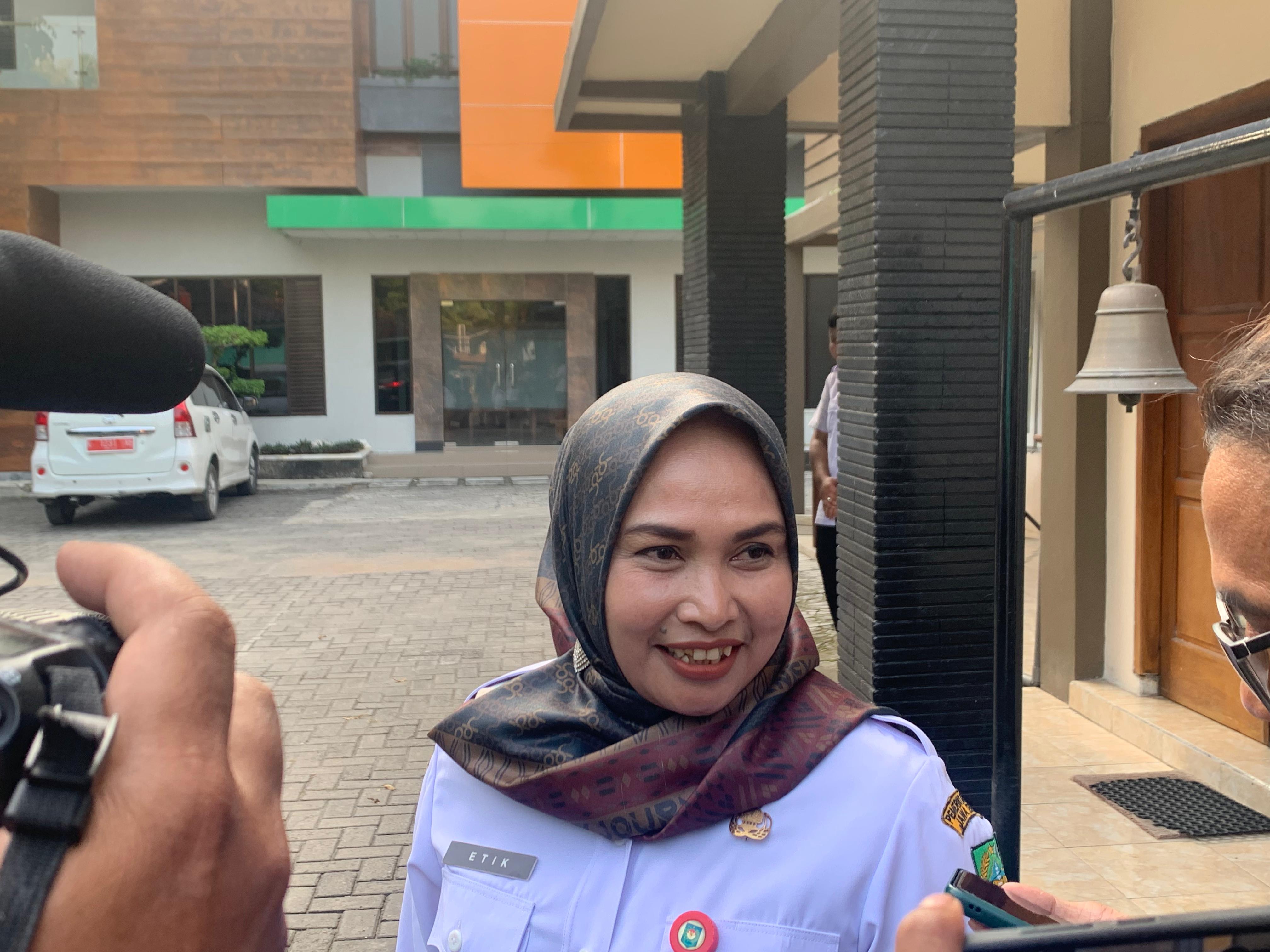 BURSA PILKADA BLORA: Wakil Bupati Blora Tri Yuli Setyowati atau akrab disapa Mbak Wati ditemui awak media usai mengikuti rapat di DPRD Blora, Rabu&nbsp;sore&nbsp;(8/5). (RAHUL OSCARRA DUTA/RADAR BOJONEGORO)