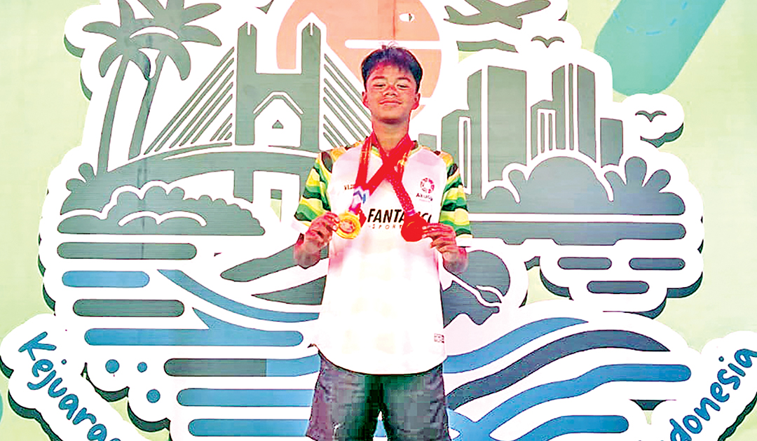 BERPRESTASI: Muhammad Haviz Rizal Wibowo borong empat medali pada kejuaraan renang antarkabupaten/kota se-Indonesia pada 2-5 Mei lalu di Kolam Renang Dispora Jatim.