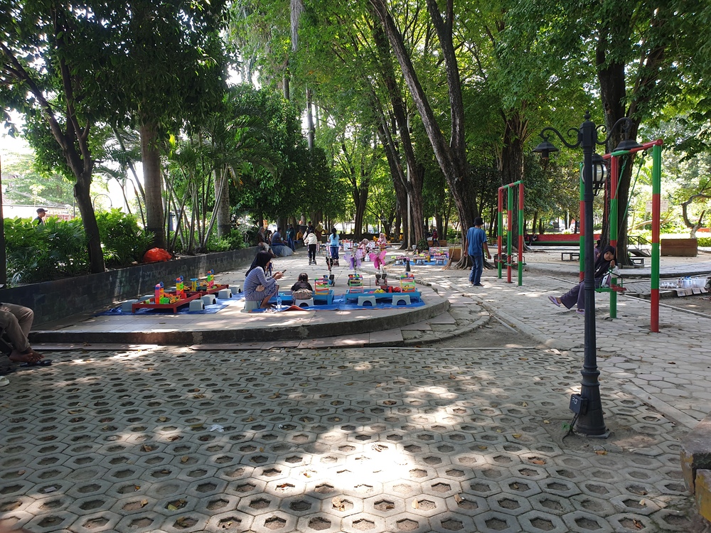 Alun-alun Bojonegoro dipenuhi anak-anak beserta keluarga.