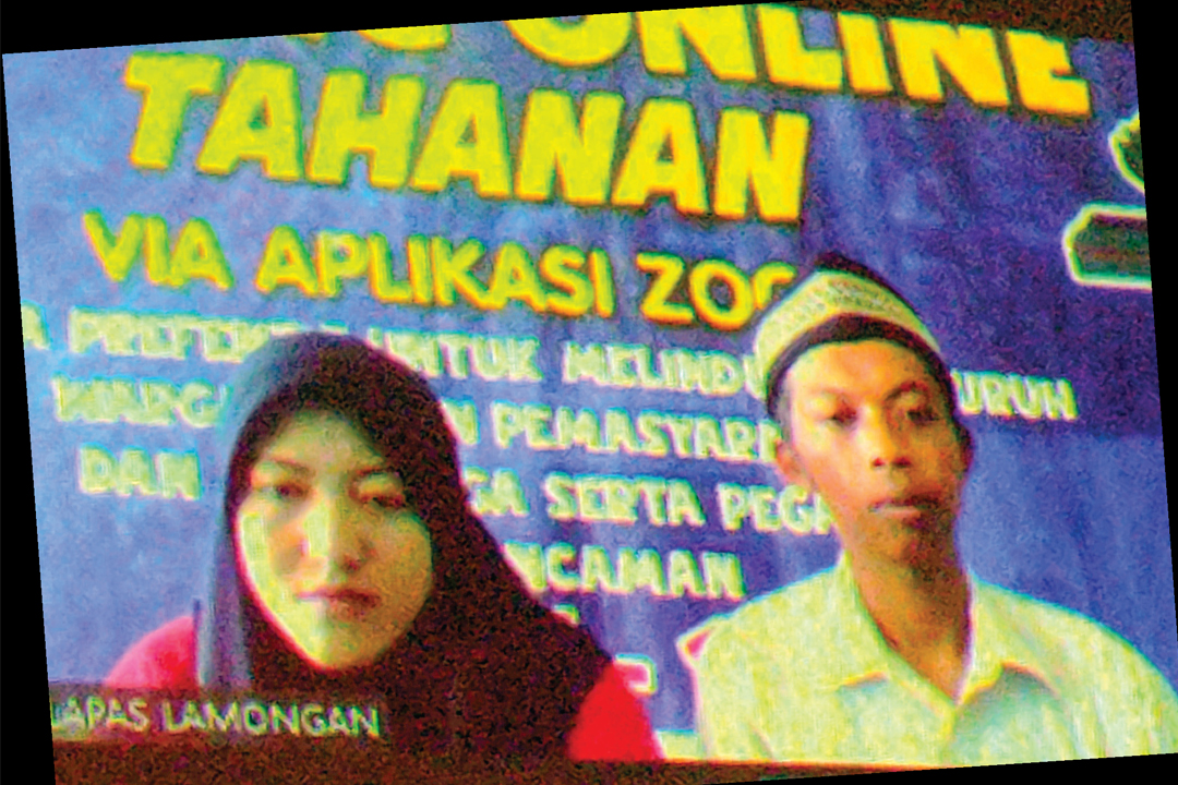 DITUNTUT TAHUNAN: Terdakwa kasus sabu &ndash; sabu di wilayah pantura Lamongan menjalani persidangan secara online.