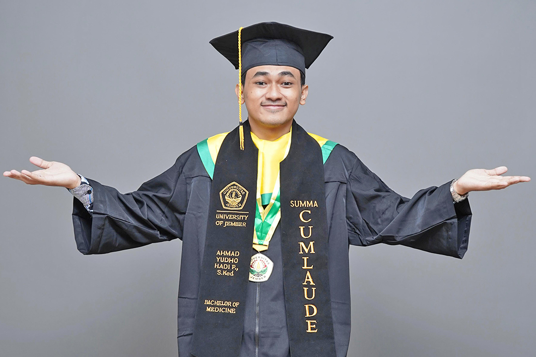 SEMPURNA: Ahmad Yudho Hadi Pangestu lulus Unej dengan IPK Sempurna.