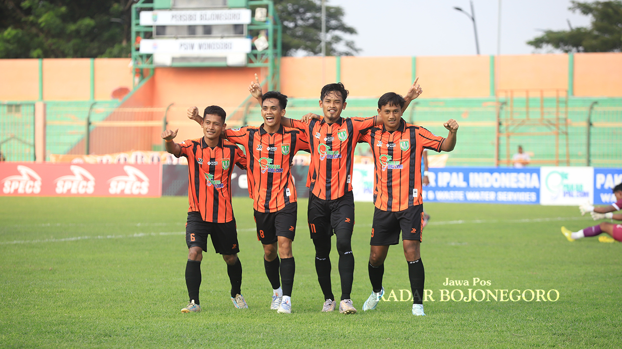 JAGA STAMINA: Skuad Persibo saat berlaga dengan PSIW Wonosobo. Jajaran pelatih sekarang fokus meningkatkan stamina dan mental pemain. (YUAN EDO/RADAR BOJONEGORO)