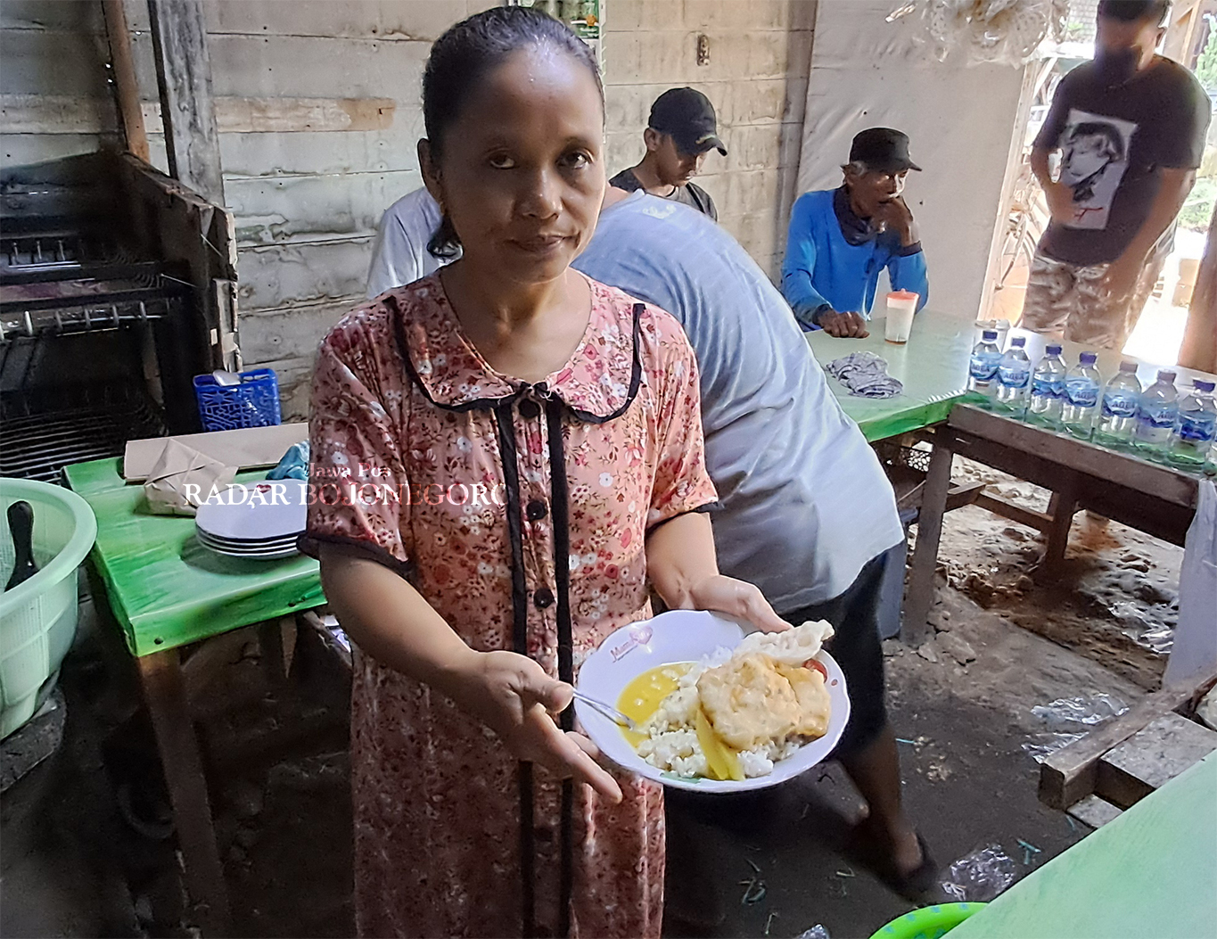 MURAH MERIAH: Yatni Ningsih menunjukkan nasi dan sayur lodeh yang dijual Rp 5 ribu dengan minum teh hangat. Warung ini menjadi jujugan sebagian orang yang ingin sarapan. (GAMAL A/RDR.LMG)